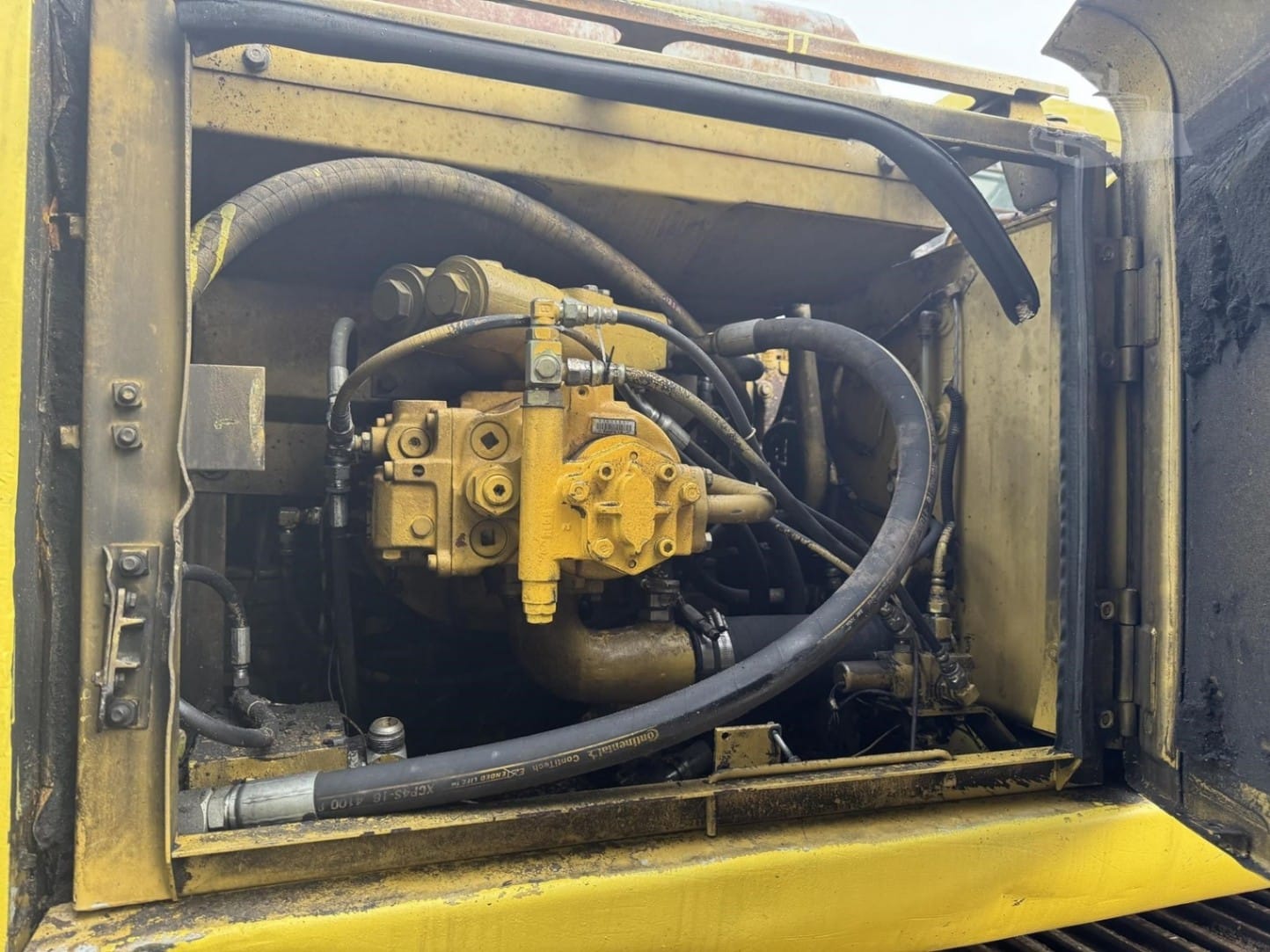 1996 Komatsu PC200 LC-6LC Excavators for sale in Salem, NJ - listing photo 6 of 9