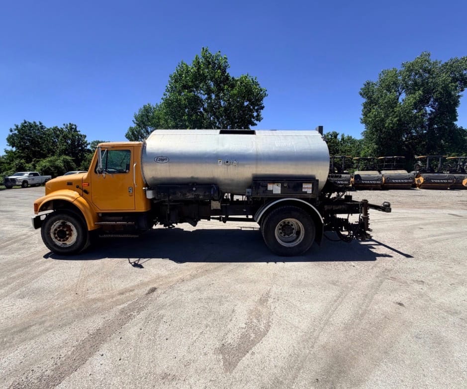 2000 Etnyre 1750 Asphalt Distributor Truck for sale in City, MO - listing photo 2 of 5
