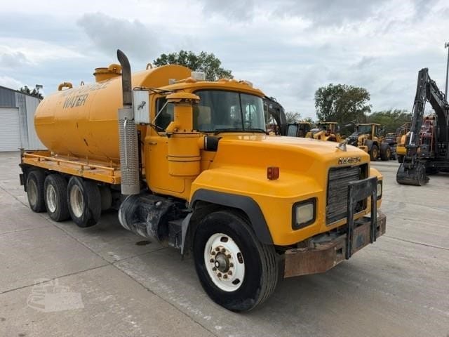 2002 Mack RD686S Water Truck for sale in Omaha, NE - listing photo 2 of 8