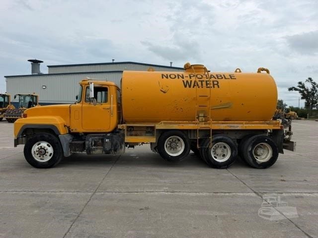 2002 Mack RD686S Water Truck for sale in Omaha, NE - listing photo 3 of 8