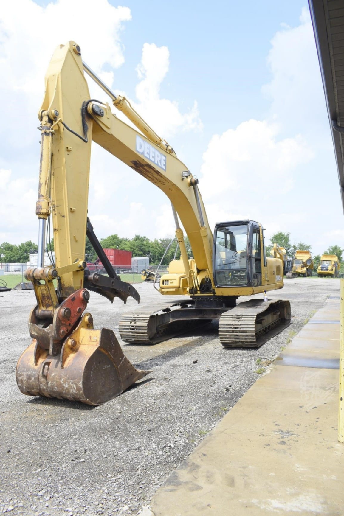 2005 John Deere 230C LC Excavators for sale in Xenia, OH - listing photo 2 of 8