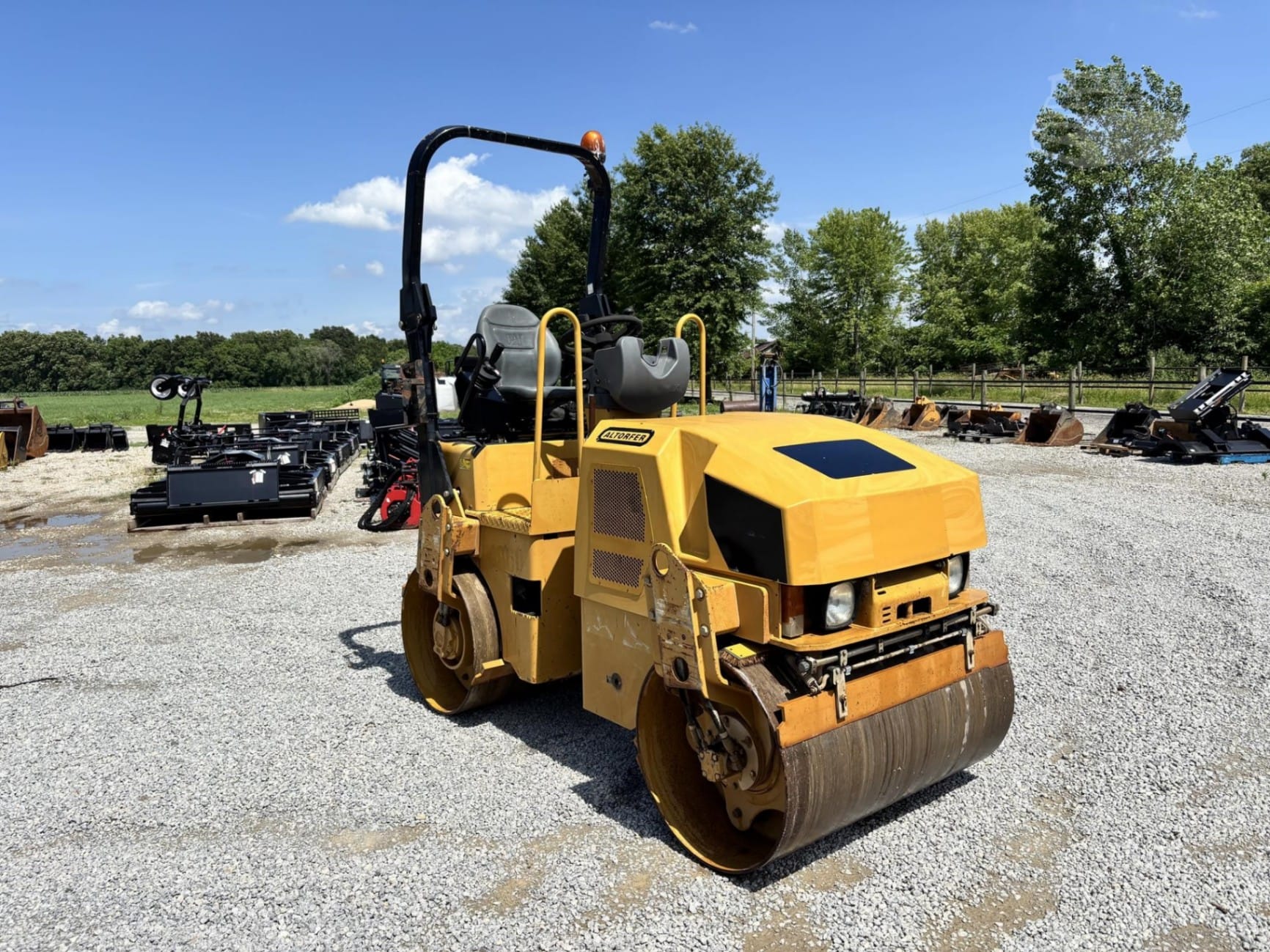 2011 Caterpillar CB24 Asphalt Rollers for sale in Jewett, IL - listing photo 3 of 8