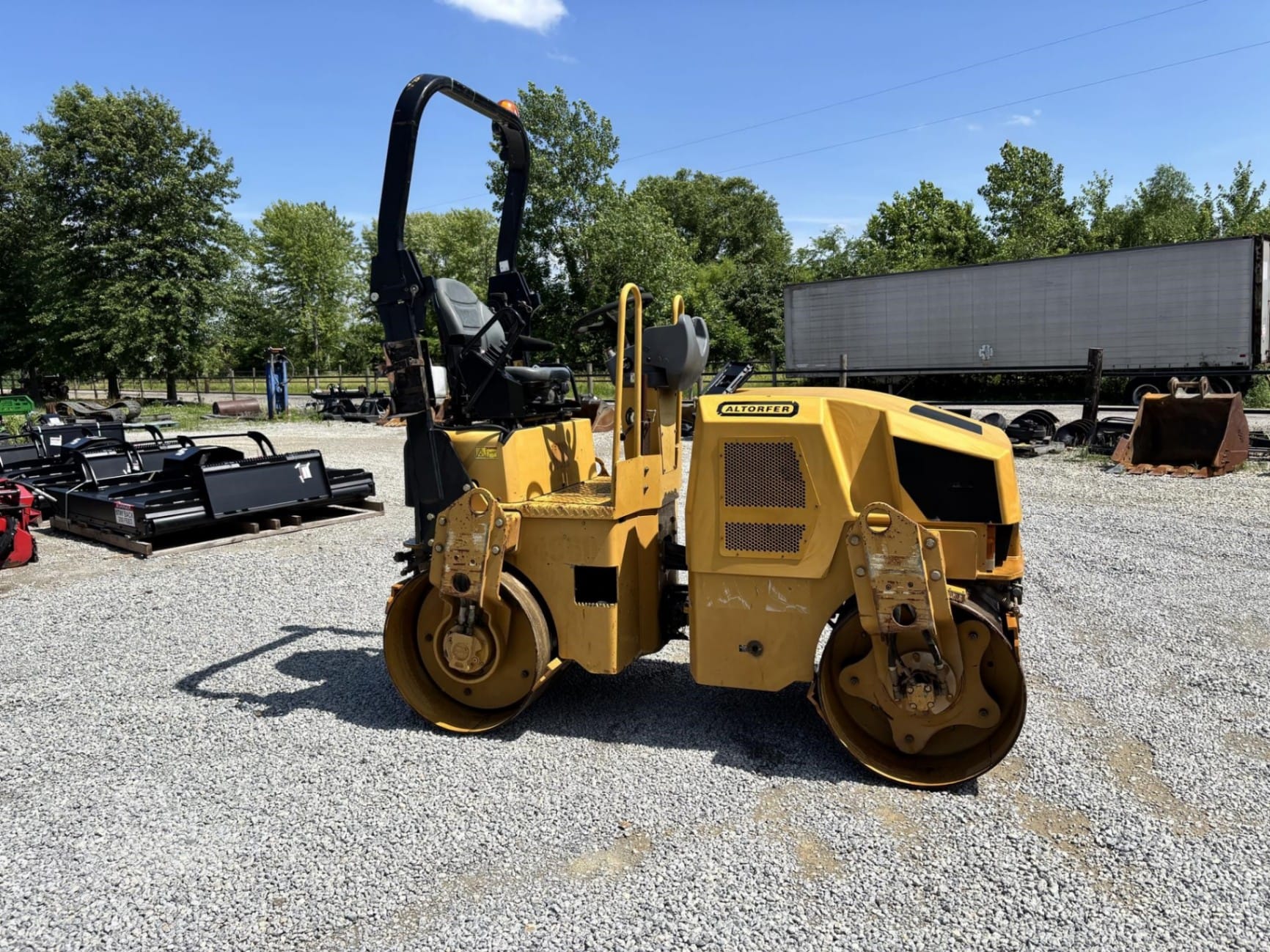 2011 Caterpillar CB24 Asphalt Rollers for sale in Jewett, IL - listing photo 4 of 8