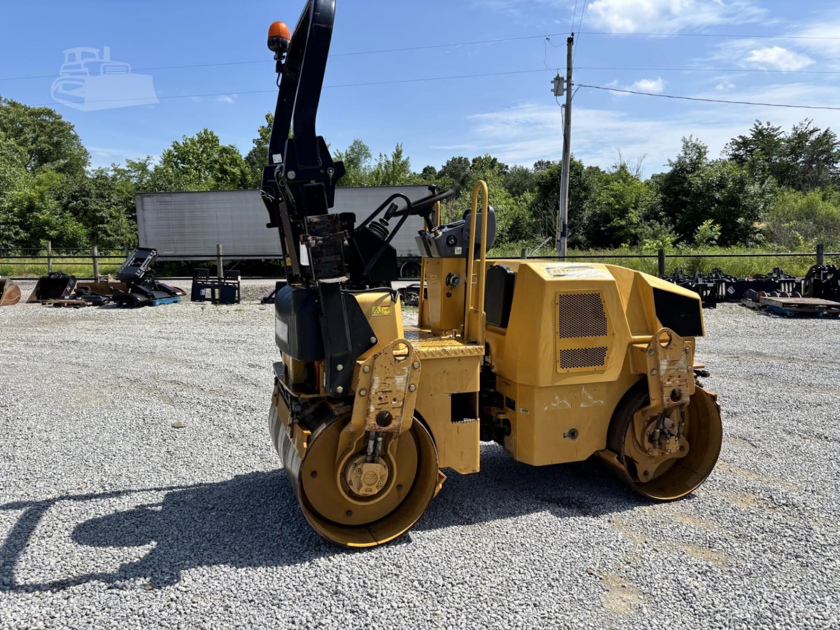 2011 Caterpillar CB24 Asphalt Rollers for sale in Jewett, IL - listing photo 5 of 8