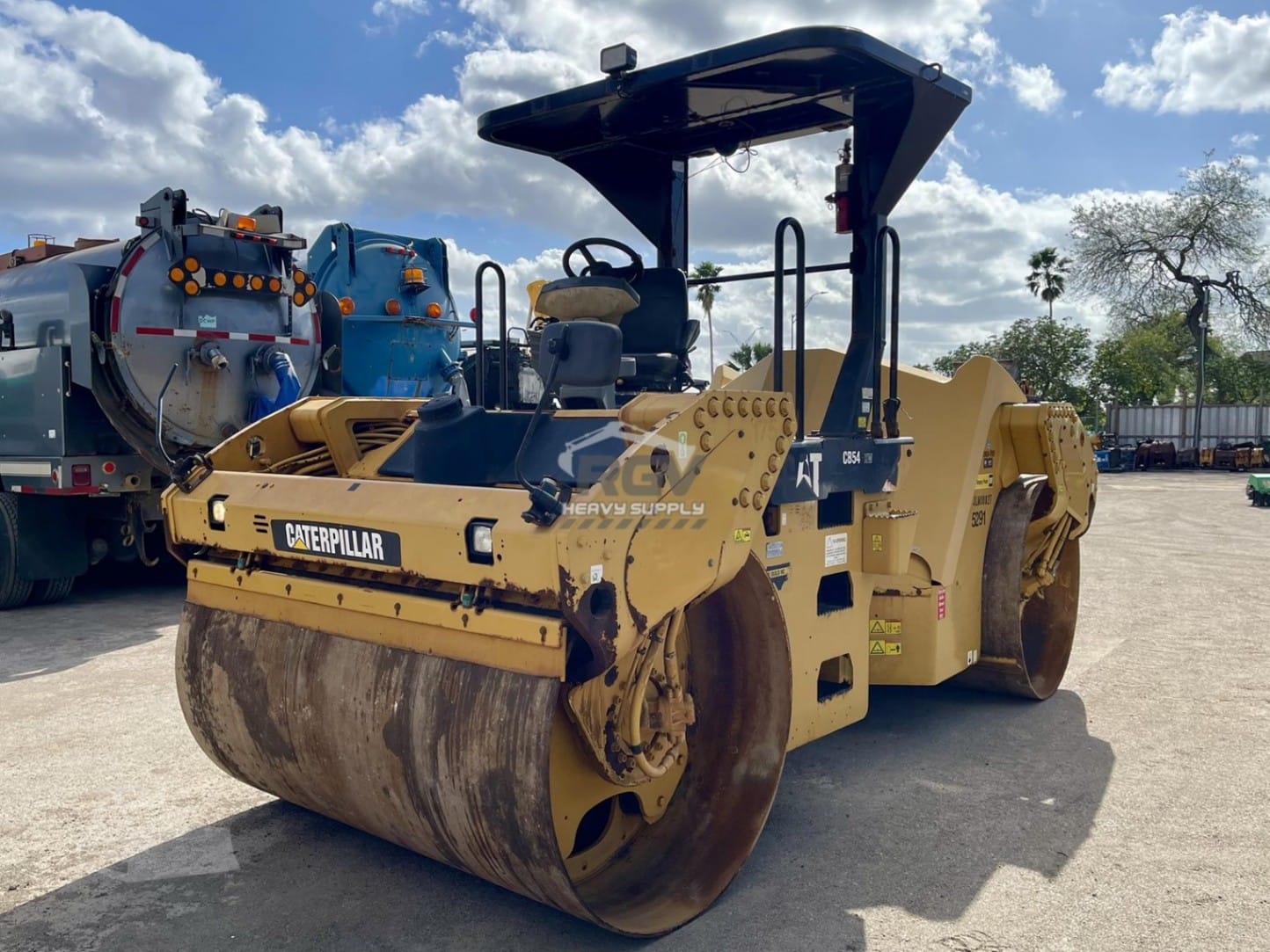 2013 Caterpillar CB54XW Smooth Drum Rollers for sale in Olmito, TX - listing photo 3 of 8