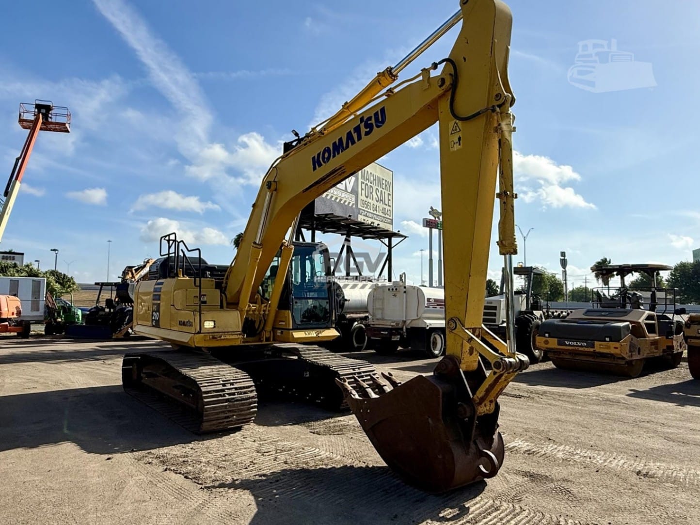 2017 Komatsu PC210LC-11 Excavators for sale in Olmito, TX - primary listing photo of 8