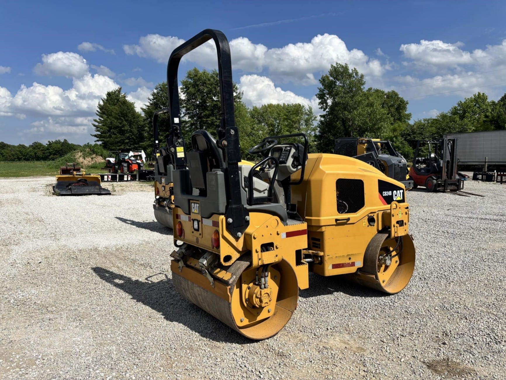2018 Caterpillar CB24B Asphalt Rollers for sale in Jewett, IL - listing photo 2 of 8