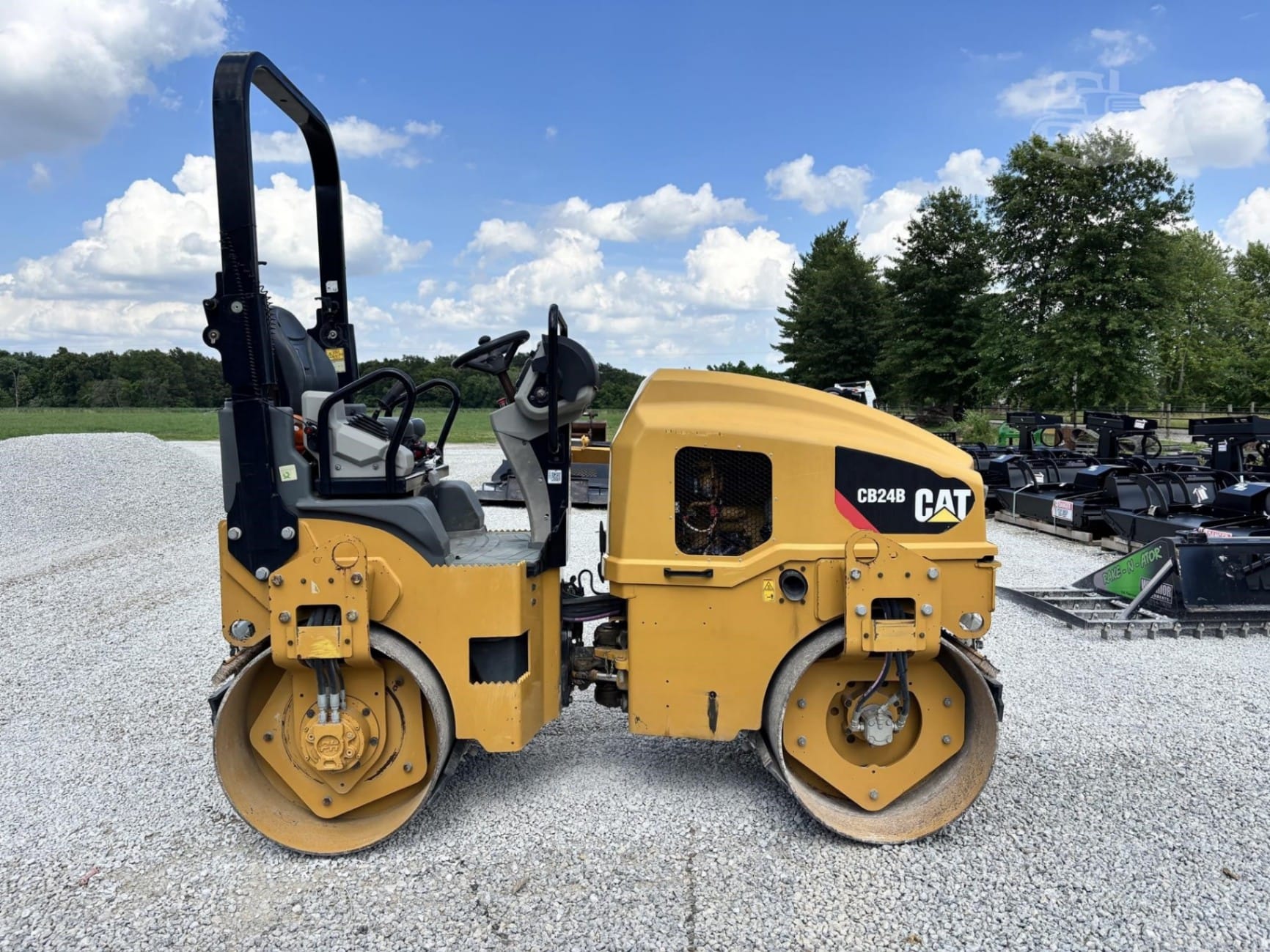 2019 Caterpillar CB24B Smooth Drum Rollers for sale in Jewett, IL - listing photo 2 of 8