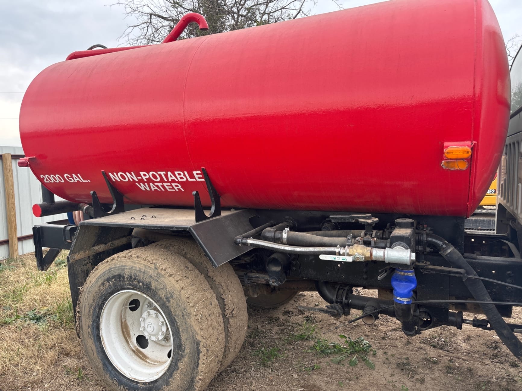 2000 Ford Ledwell f750 2000 gallon • 37000 Hours • Solid - View 4