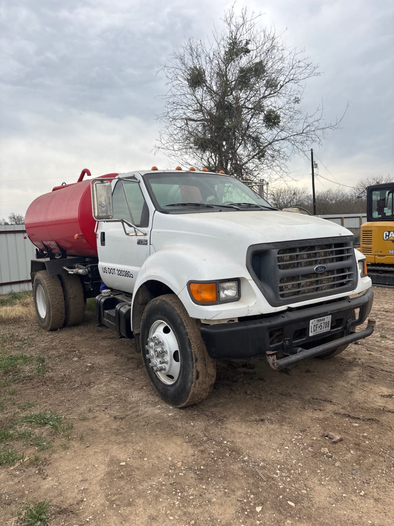 2000 Ford Ledwell f750 2000 gallon • 37000 Hours • Solid - View 3
