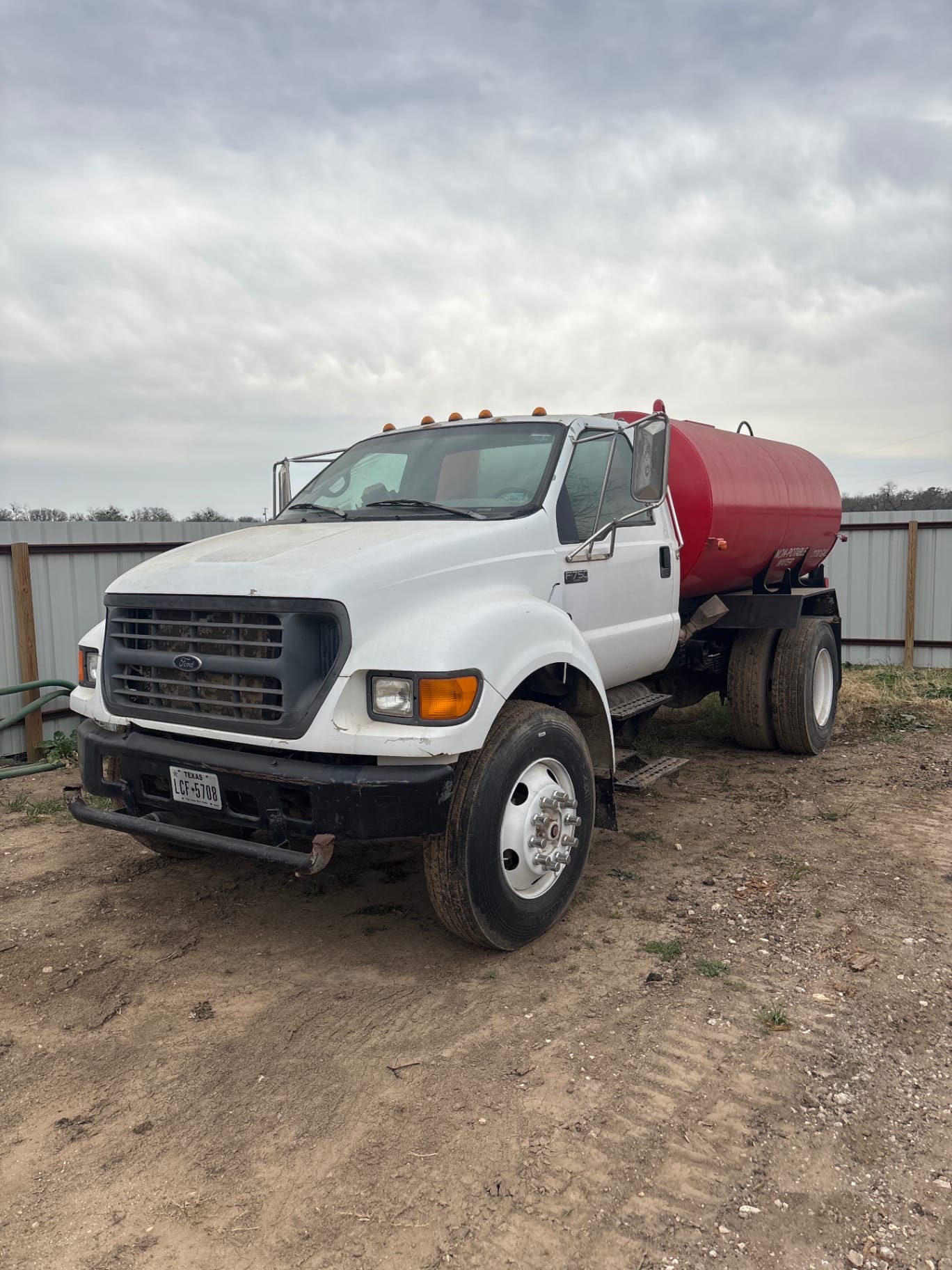 2000 Ford Ledwell f750 2000 gallon • 37000 Hours • Solid - View 1