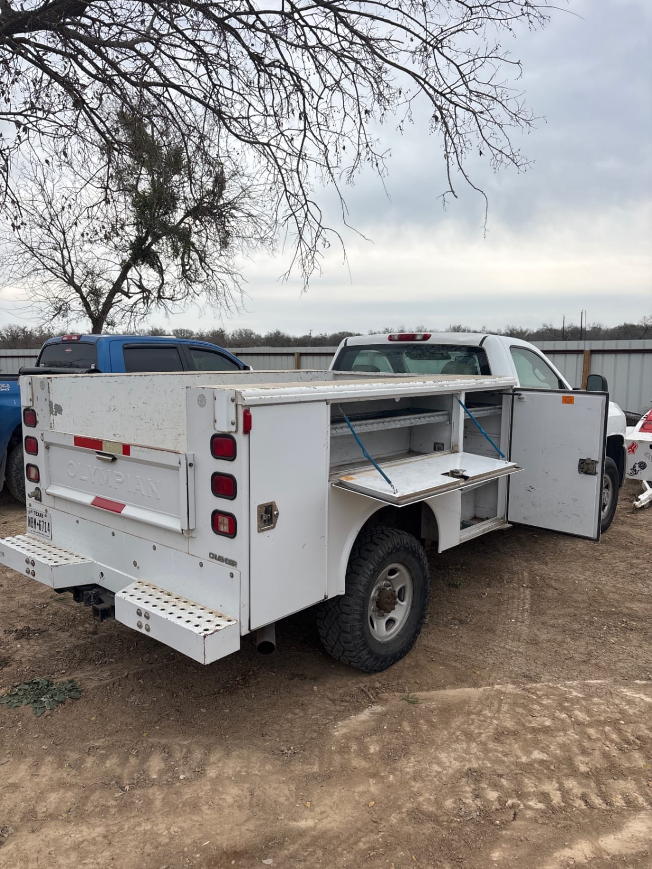 2008 Chevrolet 2500 with service bed • 343683 Hours - View 4
